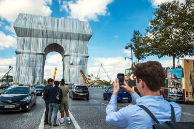 В Париже открыли "Триумфальную арку в обертке"