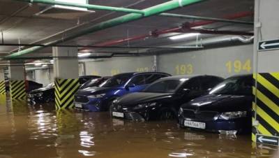 Десятки автомобилей затопило в подземном паркинге на Заневском