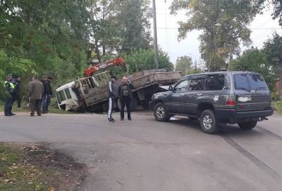 Не пропустивший грузовик водитель внедорожника получил травмы в ДТП в Тверской области