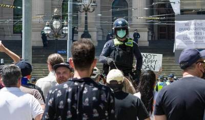 Протестующие против ковид-ограничений устроили беспорядки в Мельбурне