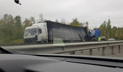 В Тюмени на Объездной дороге около ТЭЦ-2 столкнулись два грузовика