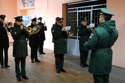 В Петербурге на одном из участков избирателей встречает военный оркестр