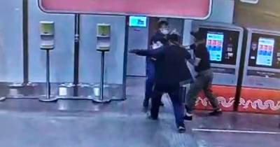 Пассажир задел мужчину на эскалаторе в московском метро и получил перелом носа