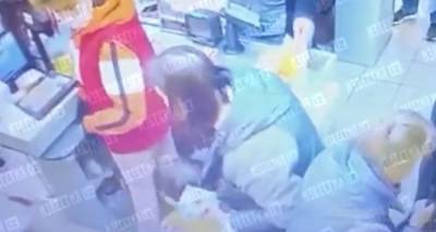 Кассир магазина в Ленобласти ударила ребенка-инвалида по лицу за шалость