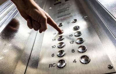 Жители дома в Тверской области четыре месяца платили за неработающий лифт