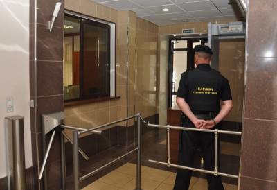 В Смоленской области алиментщика поймали в здании суда и «прижали к стенке»