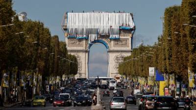 В Париже по проекту Христо "упаковали" Триумфальную арку