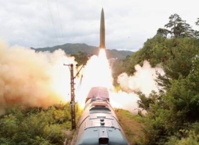 Северная Корея провела запуск баллистической ракеты с поезда: видео