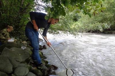 Научный сотрудник КАСПНИРХа спас ребенка на реке в Дагестане