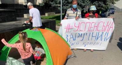 «Ни воды, ни света»: переселенцы из Донбасса устроили в Одессе акцию протеста