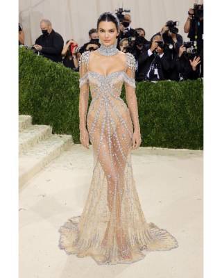 Идеал: Кендалл Дженнер в "голой" платье от Givenchy захватила роскошной фигурой