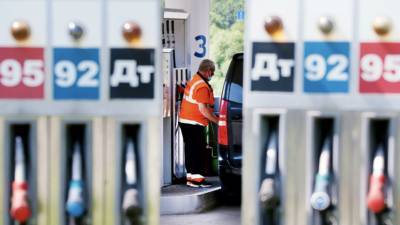Росстат сообщил о снижении цен на бензин в России