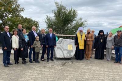 В Хабаровске освятили памятный камень Триумфальной арки