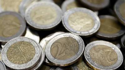 Курс евро опустился ниже 86 рублей впервые с июня