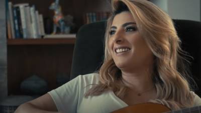 Певица Cарит Хадад представила спутницу жизни в новом клипе