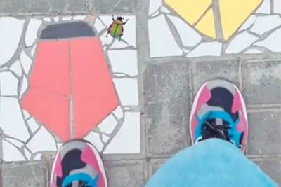 Барнаульская художница решила украсить ямы на тротуарах мозаикой из плитки