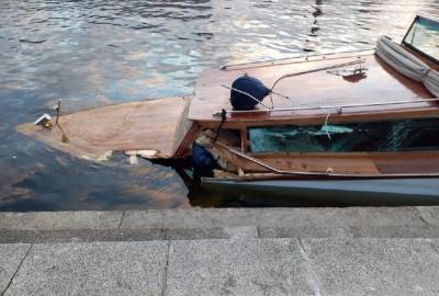 Затонувший катер у Кантемировского моста подняли спустя десять часов