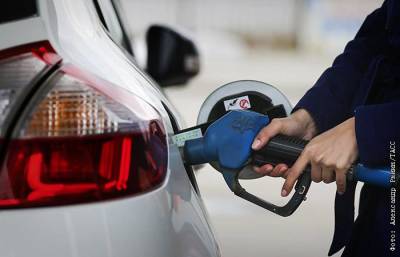 Бензин на АЗС Москвы дешевеет вторую неделю подряд, но меньшими темпами