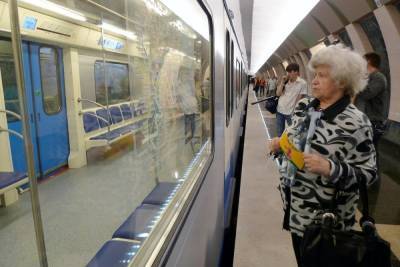 В Москве двое пассажиров проникли в тоннель метро