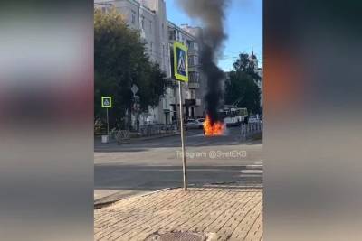 Автомобиль такси сгорел на дороге в Екатеринбурге