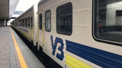 Поезд Черновцы — Киев изменил маршрут из-за обвала грунта