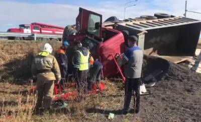 На трассе в Башкирии опрокинулся грузовик: водителя доставили в больницу