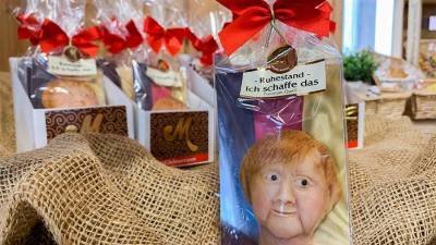 В Германии начали продажу сладостей в виде головы Меркель