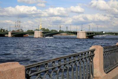 Петербуржцам рассказали, как будет устроено движение во время реконструкции Биржевого моста