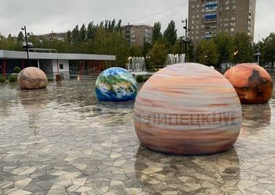 Скамейки-"планеты" у "Звездного" уже пострадали от вандалов