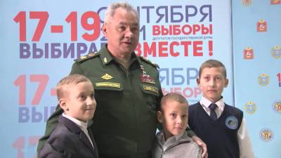 Сергей Шойгу проголосовал в Кубинке и сфотографировался с детьми