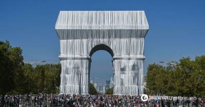 Триумфальную арку обернули тканью - суть инсталляции, фото и видео