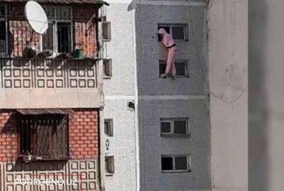 Голая девица в Ташкенте хотела броситься с восьмого этажа