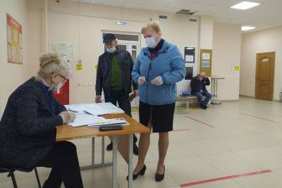 Избиратели Псковской области активно голосуют во второй день выборов