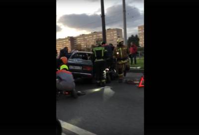 На Петергофском шоссе спасателям пришлось разрезать искореженное авто, чтобы достать пострадавших