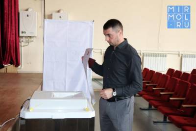 Глава Докузпаринского района проголосовал на выборах