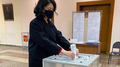 Эльмира Туканова проголосовала на избирательном участке в Уфе