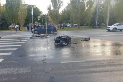 В Волжском пострадали водитель и пассажирка опрокинувшегося мотоцикла