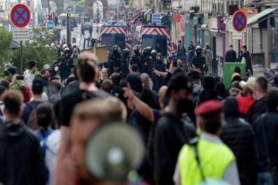Тысячи парижан протестуют из-за санитарных пропусков