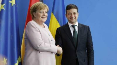 Зеленский наградил Меркель орденом за остановку “российского вторжения” на Украину