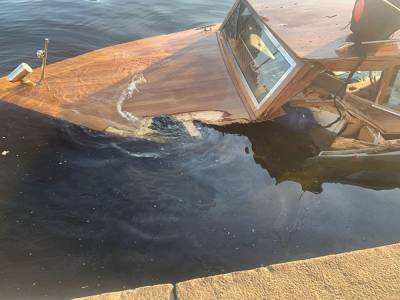 В Петербурге затонул катер, врезавшись в опору моста
