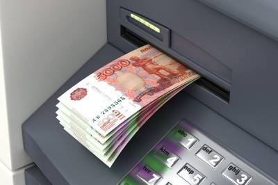 Эксперт рассказал, когда снятые в банкомате деньги могут забрать через суд