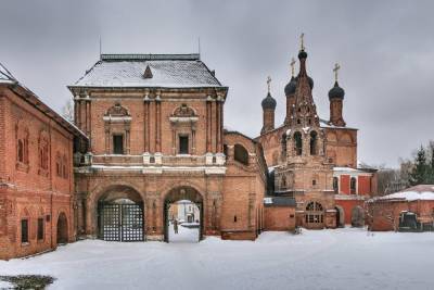 У храма в центре Москвы нашли завернутые в ковер человеческие останки