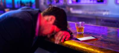 В Петрозаводске рецидивистка не смогла в баре пройти мимо спящего мужчины с телефоном в руках