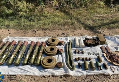 В Донецкой области у ж/д станции обнаружили тайник со взрывчаткой (фото)
