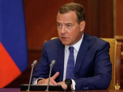 Медведев на выборах проголосовал дистанционно