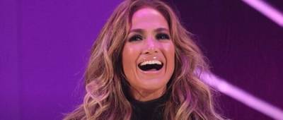 Дженнифер Лопес покрасовалась в эффектном наряде на церемонии MTV VMA