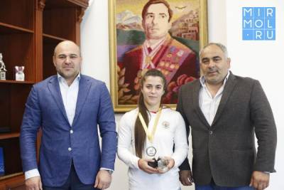 Министр спорта Дагестана поздравил регбистку Диану Магомедову