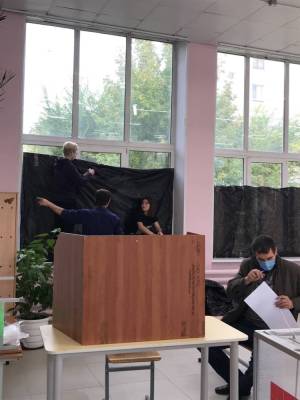 В Челябинске на избирательном участке в школе окна закрыли мешками для мусора