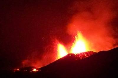 На Канарских островах началось мощное извержение вулкана