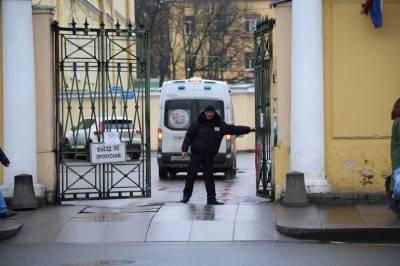 349 человек госпитализировали с коронавирусом за сутки в Петербурге